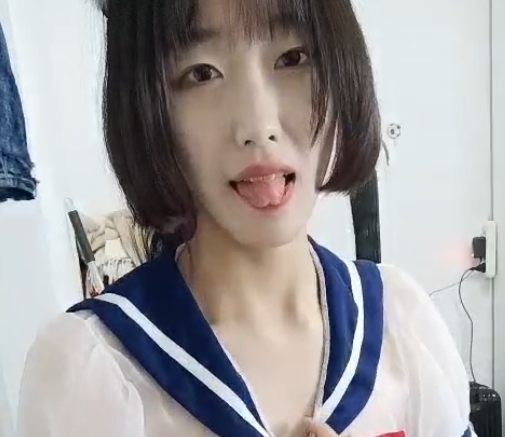 骨逗妹子 小奶敷敷 33v21g